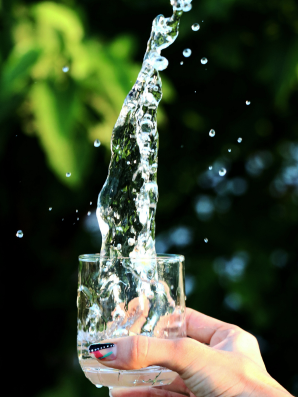 Refreshing water splash symbolizes ABBI hyaluronic acid serum—deep hydration, plumping, protective care.