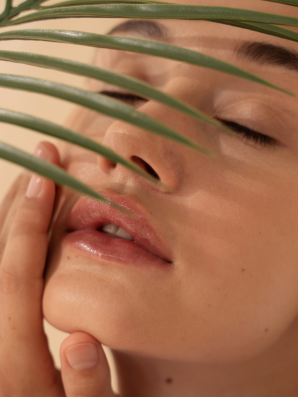 A self-care essential, ABBI’s Collagen Firming Serum is a regenerating and densifying concentrate that helps reshape the face and smooth the tissues